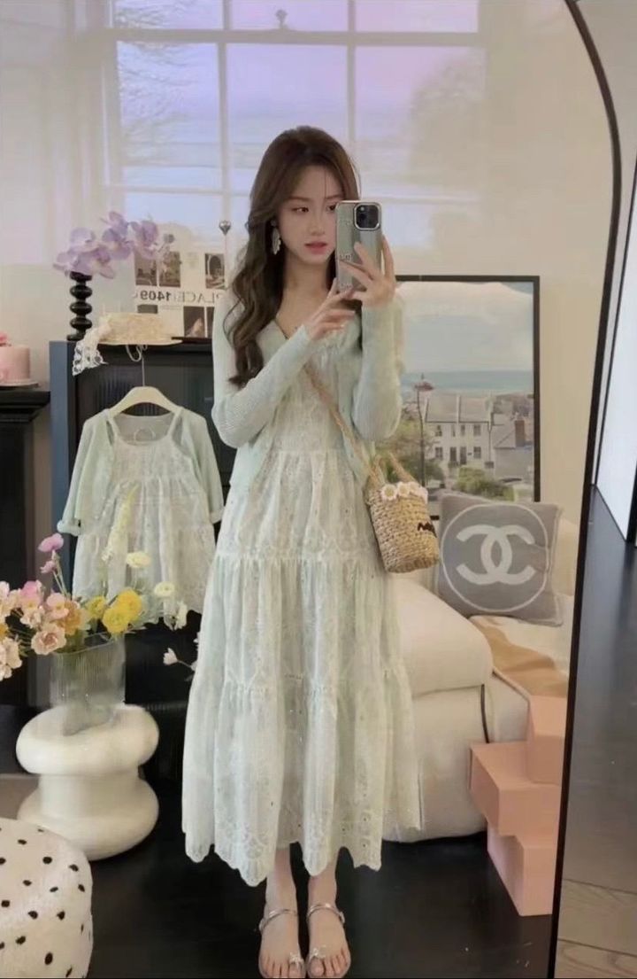 淺綠蕾絲母女洋裝搭配小外套的全身鏡前展示