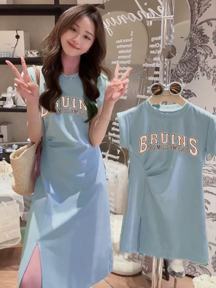 媽媽穿淺藍BRUINS無袖開衩長洋裝，手持同款女童洋裝比手勢