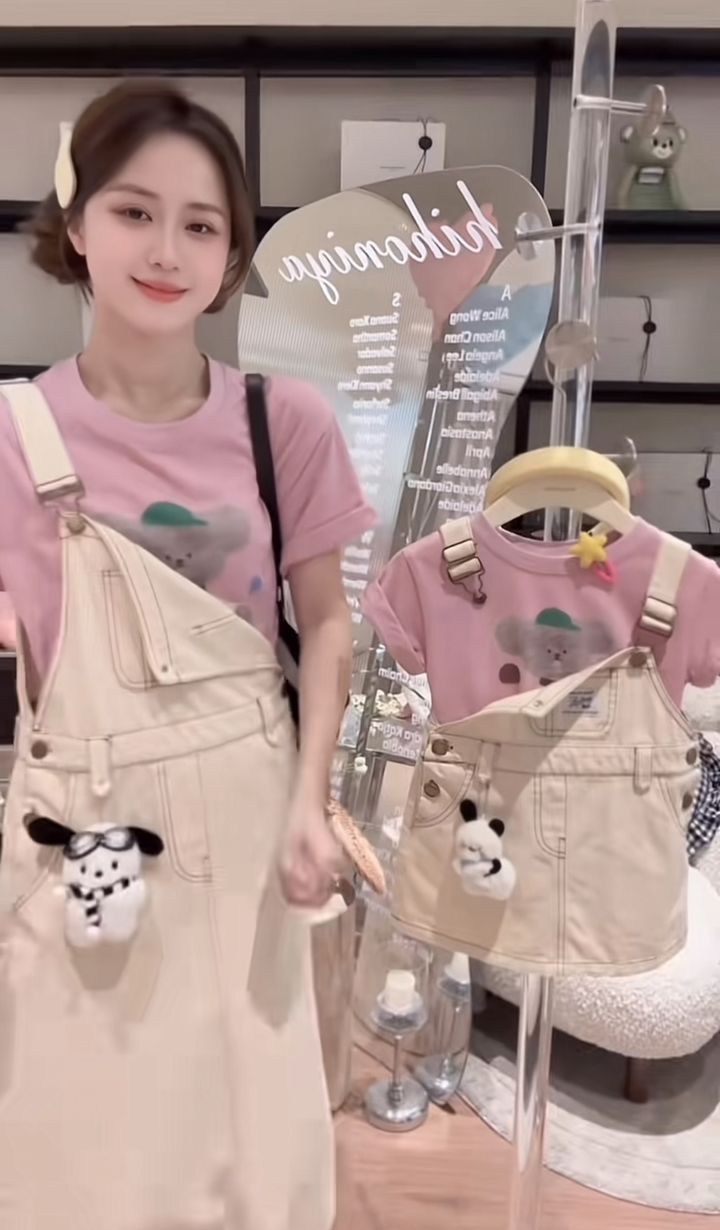 粉色小熊T恤與米白吊帶裙母女裝近照，展示胸前口袋與肩帶