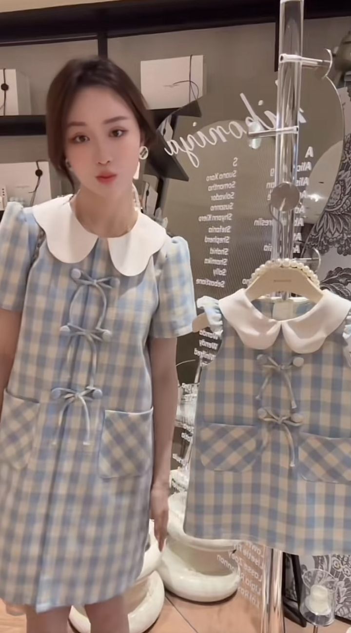藍白格紋白色圓翻領母女洋裝近照，展示胸前綁帶與口袋