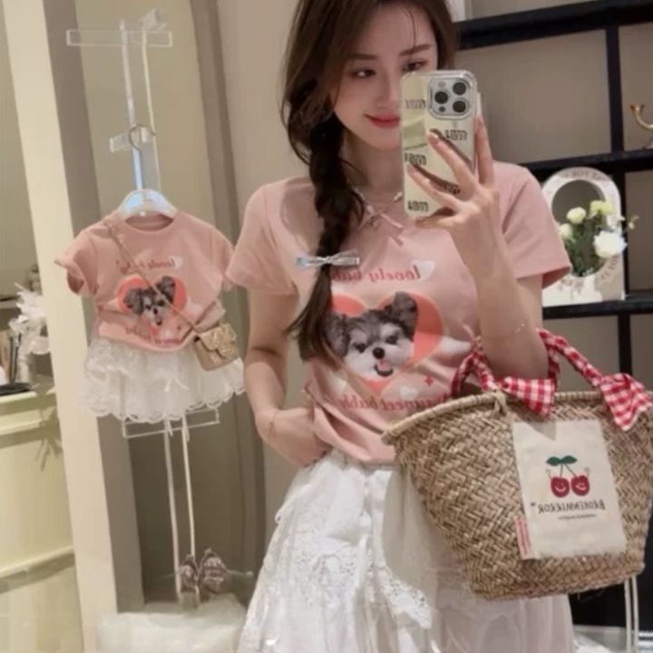 媽媽穿粉色狗狗愛心圖案T恤與白色蕾絲短裙，旁邊展示女童款