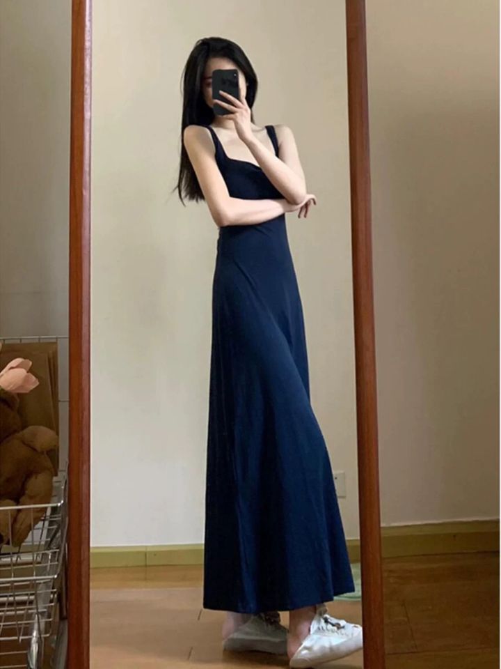 深藍色收腰長洋裝，手臂交疊的鏡前側面穿搭