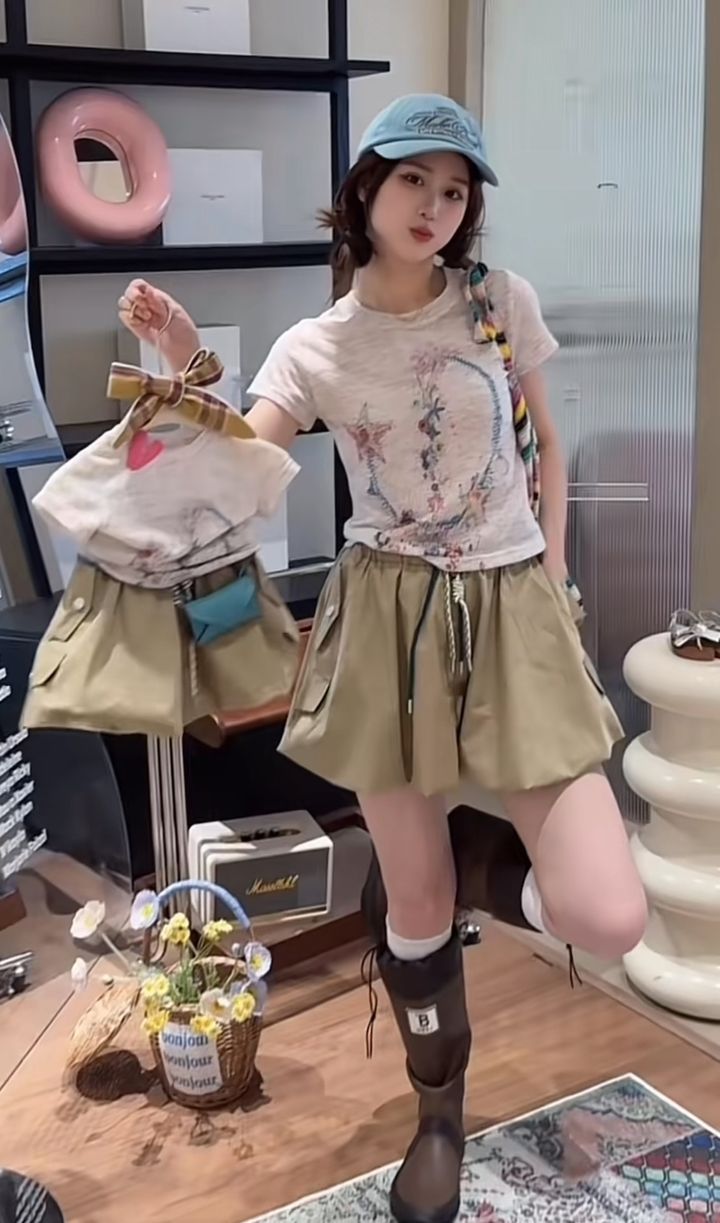 米白彩點圖案T恤搭卡其蓬裙與長靴的全身母女穿搭展示