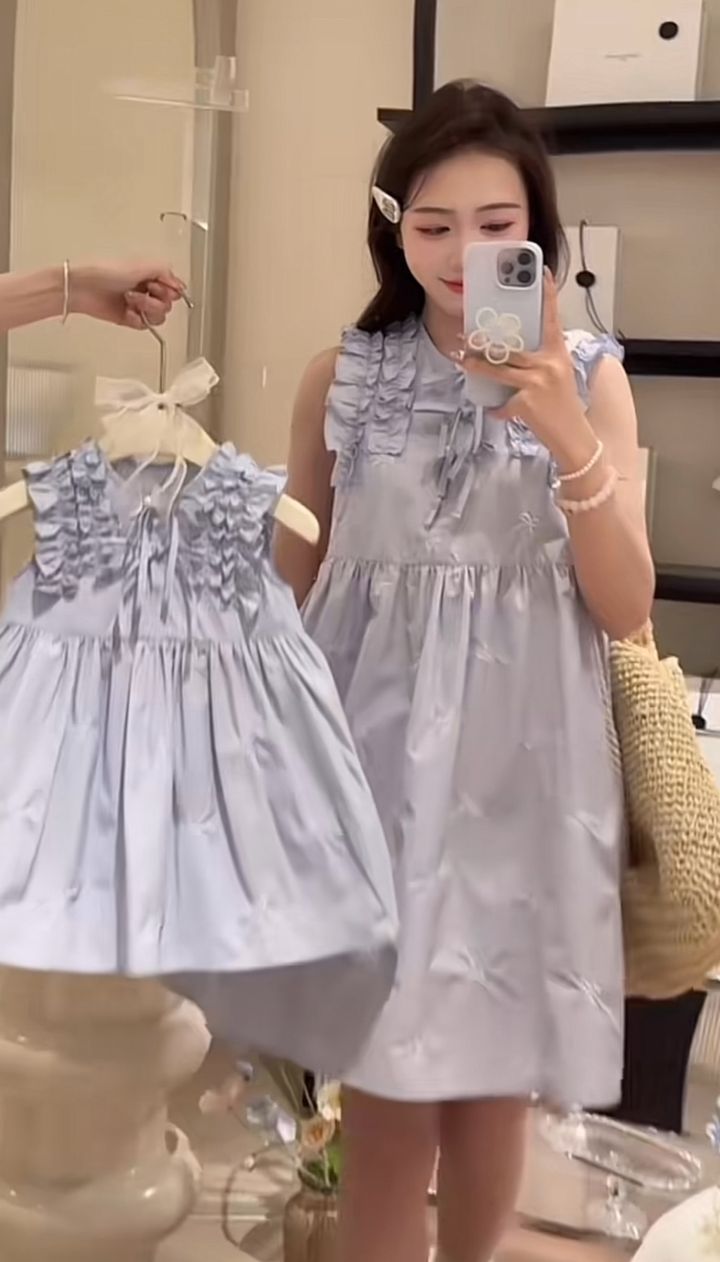 淺藍荷葉邊母女洋裝鏡前自拍，展示胸前綁帶與腰部皺褶