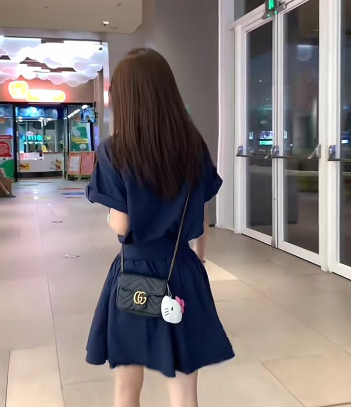 藏藍色襯衫與高腰短裙套裝，商場背面穿搭