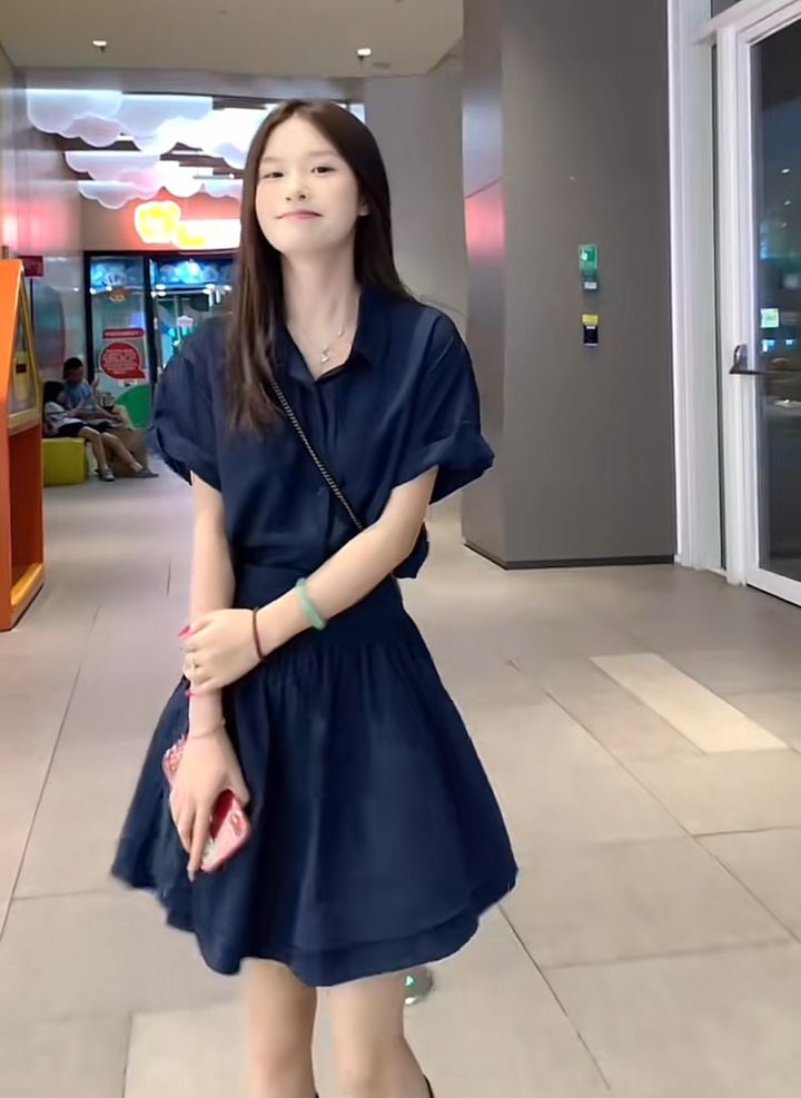 藏藍色短袖襯衫與高腰短裙套裝，商場正面穿搭