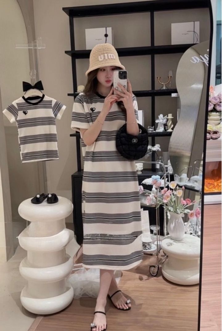 媽媽穿黑白條紋長洋裝鏡前自拍，旁邊展示同款童裝T恤