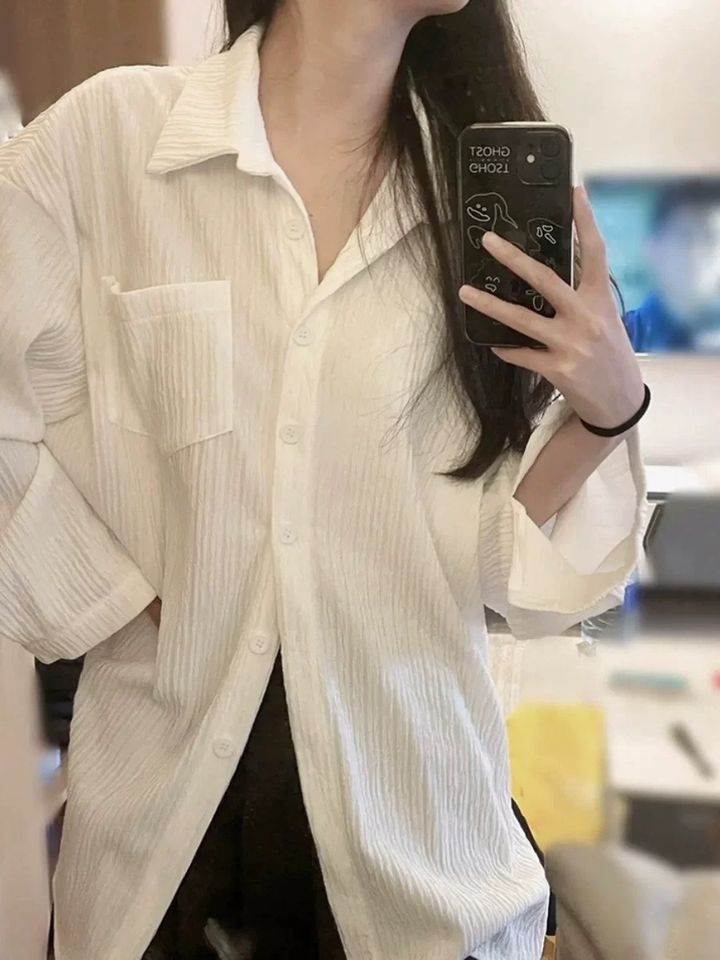 杏色翻領長袖襯衫，鏡前展示胸前口袋與直向紋理