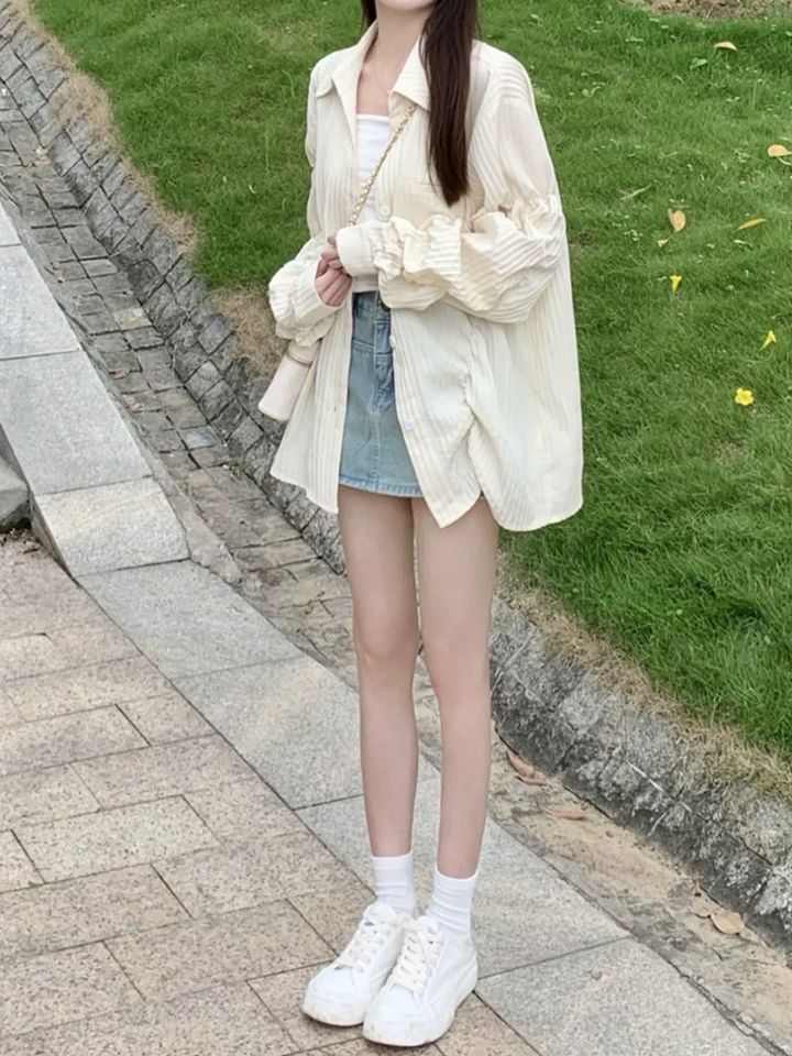 白色寬鬆長袖襯衫搭配牛仔短裙，戶外全身穿搭