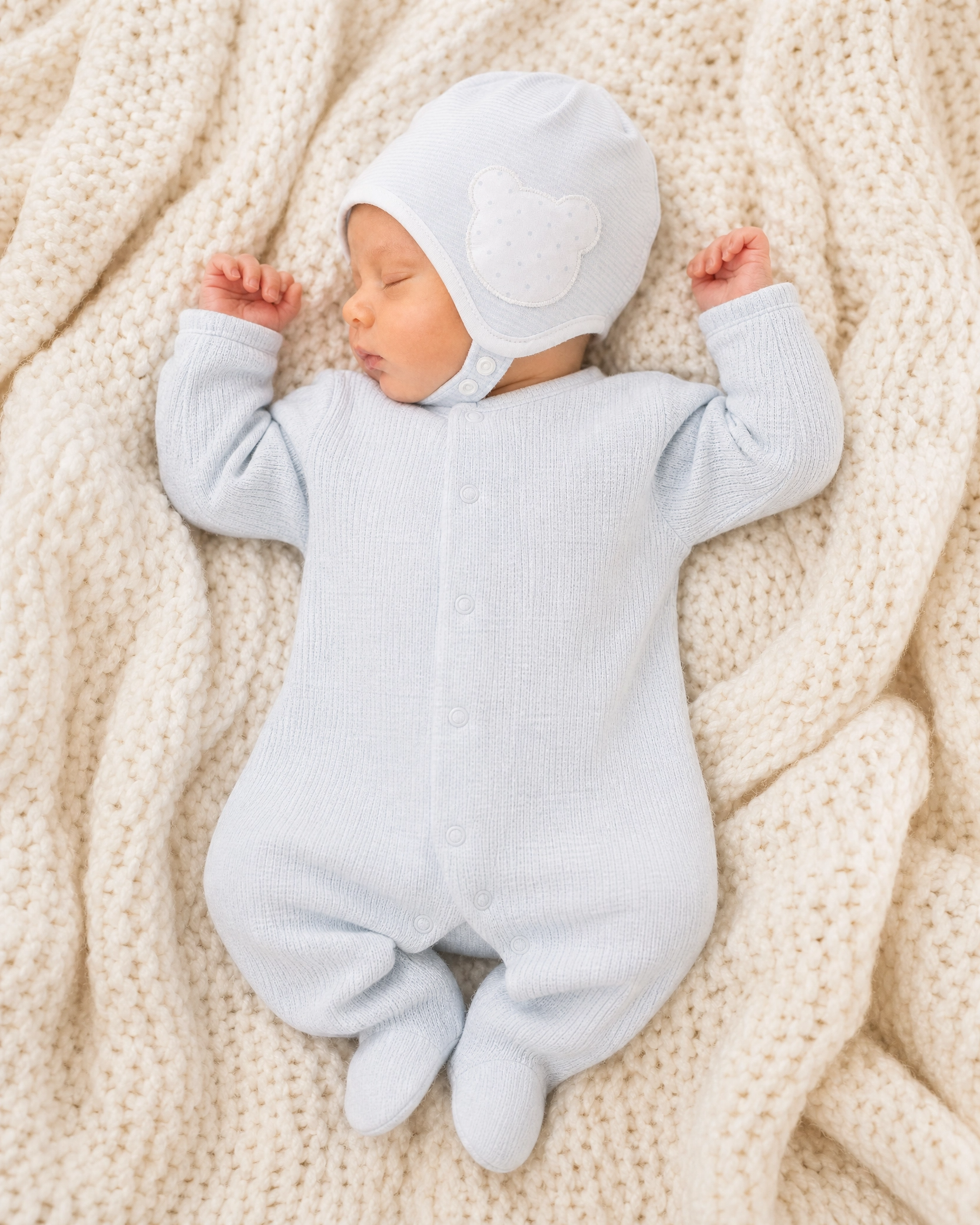 newborn_lifestyle_hat_topview