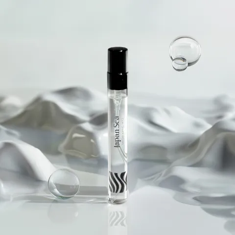 weiyuanlu_A_small_cylindrical_glass_bottle-方