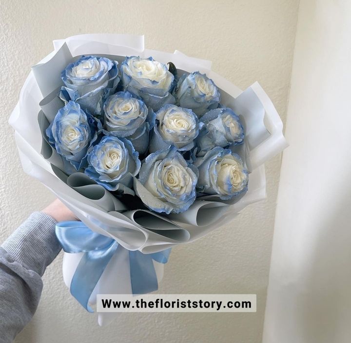blue roses bouquet