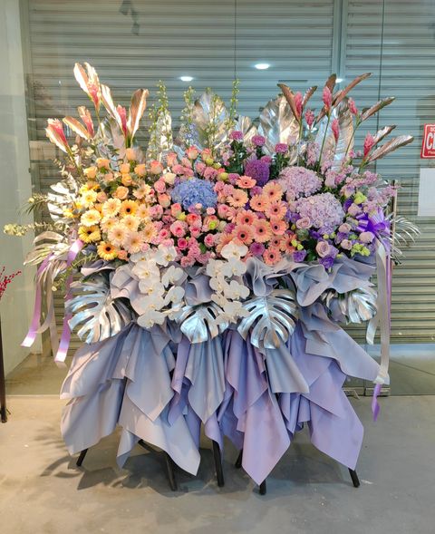Deluxe Opening Flower Stand