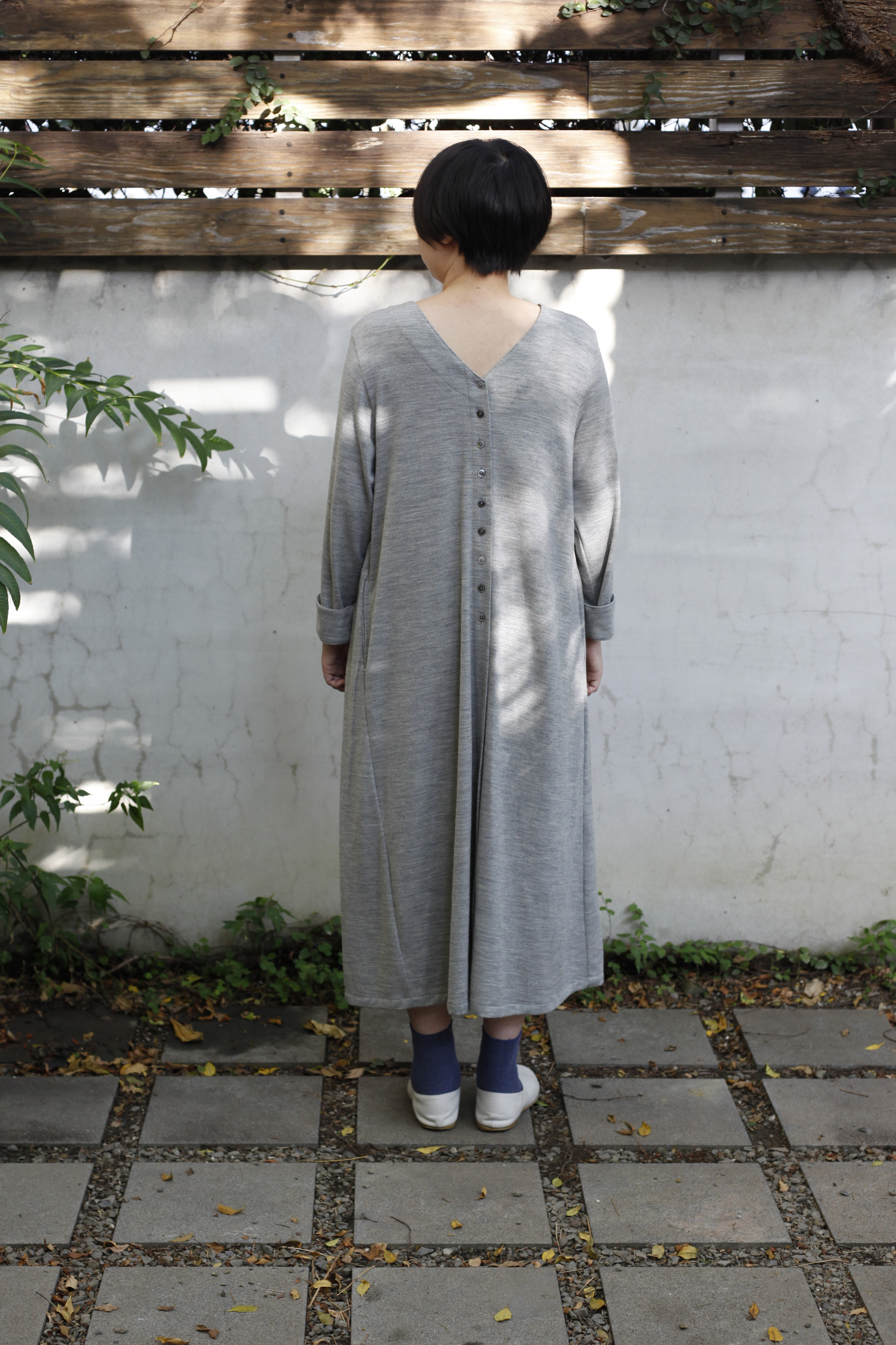 灰可兩面－鈕扣後－背