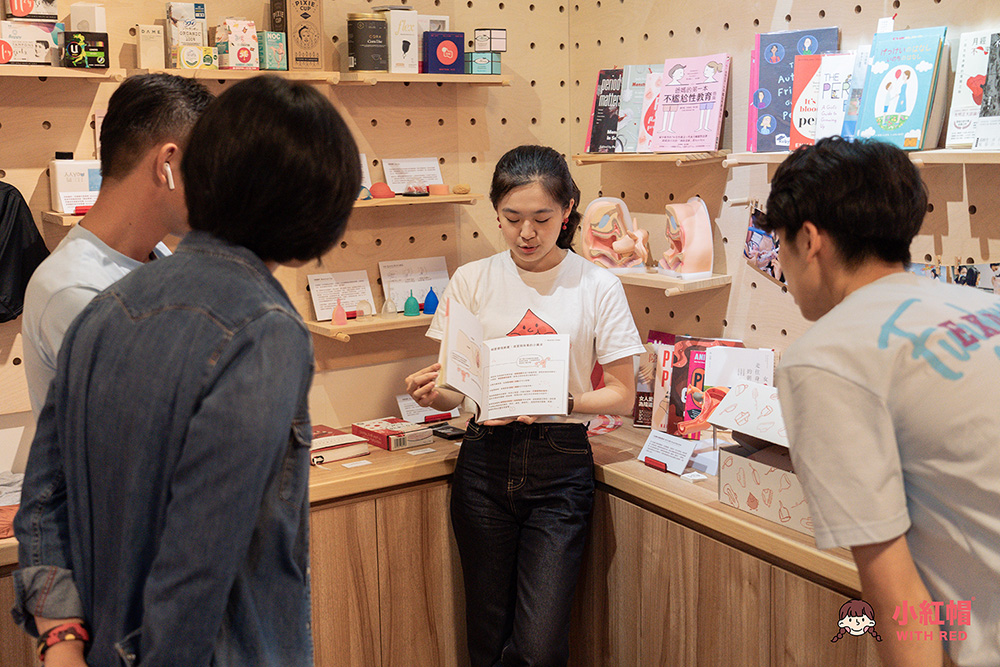 Vivi 向來賓介紹月經博物館
