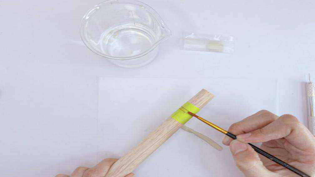 使用水筆塗抹一層薄薄的水在欲製作的位置上