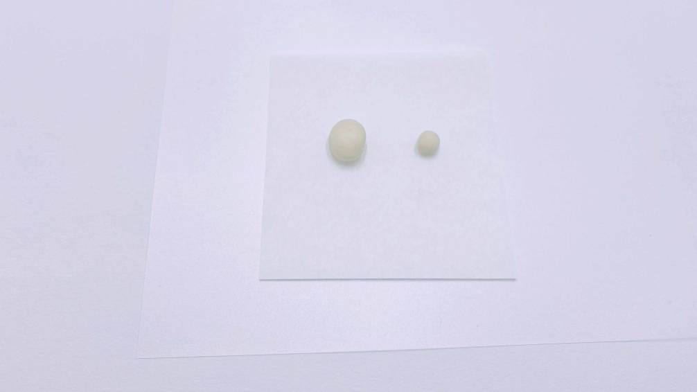 將銀黏土分成8:2兩塊銀黏土 將銀黏土分成8:2兩塊銀黏土