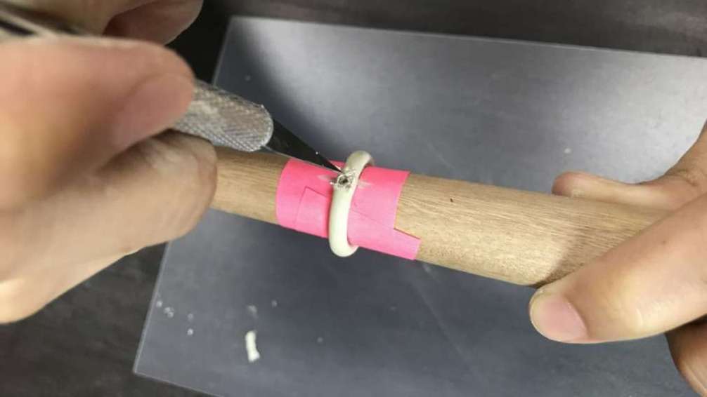 筆刀挖除爪鑲中間銀黏土約2mm深，以方便燒成後鑲嵌