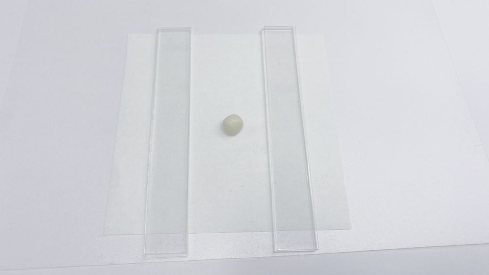 將1mm和2mm墊片重疊在離型紙上,銀黏土擺在中間 將1mm和2mm墊片重疊在離型紙上,銀黏土擺在中間