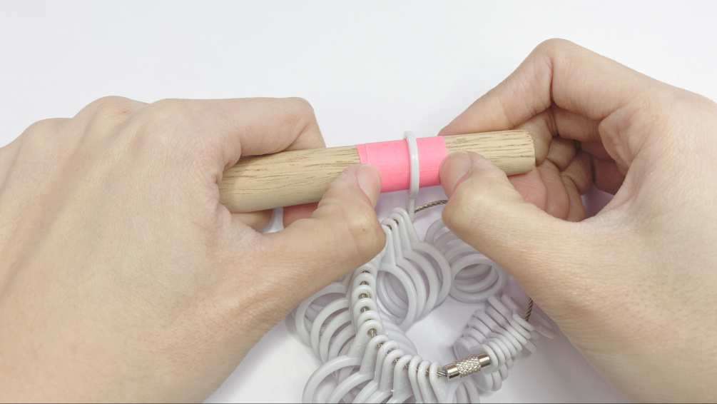 將便條紙繞在戒圍棒上並黏緊 將便條紙繞在戒圍棒上並黏緊