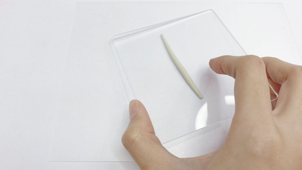 取一塊銀黏土使用壓板滾成長條狀 取一塊銀黏土使用壓板滾成長條狀