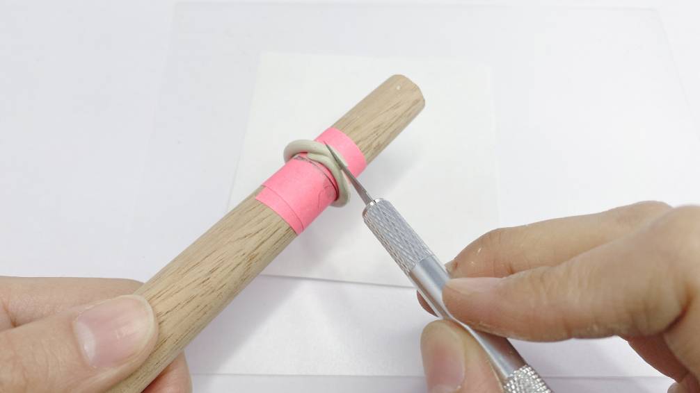 使用筆刀將多餘銀黏土切除並使用水筆輕壓修飾至完全黏合 使用筆刀將多餘銀黏土切除並使用水筆輕壓修飾至完全黏合