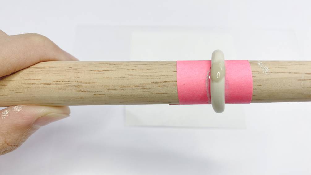 欲黏鋯石底座的位置使用水筆塗抹表層 欲黏鋯石底座的位置使用水筆塗抹表層