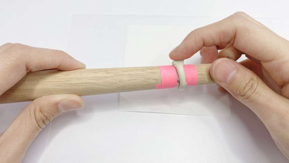 將研磨好的鋯石底座輕輕壓下去 將研磨好的鋯石底座輕輕壓下去