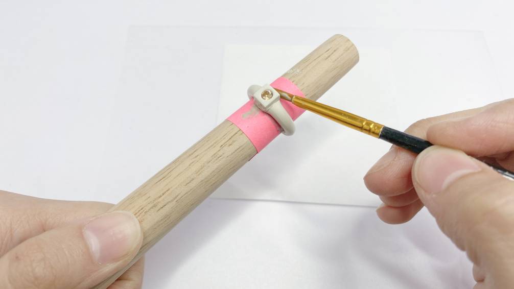 接著使用水筆將擠出的銀黏土修飾並黏合戒指與鋯石底座 接著使用水筆將擠出的銀黏土修飾並黏合戒指與鋯石底座