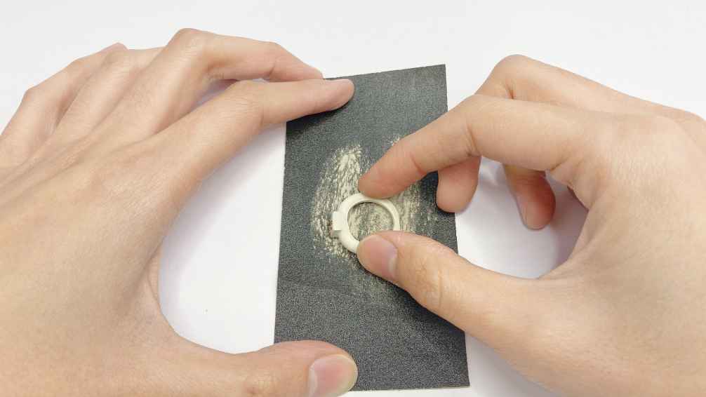 使用240號砂紙研磨戒指兩側 使用240號砂紙研磨戒指兩側