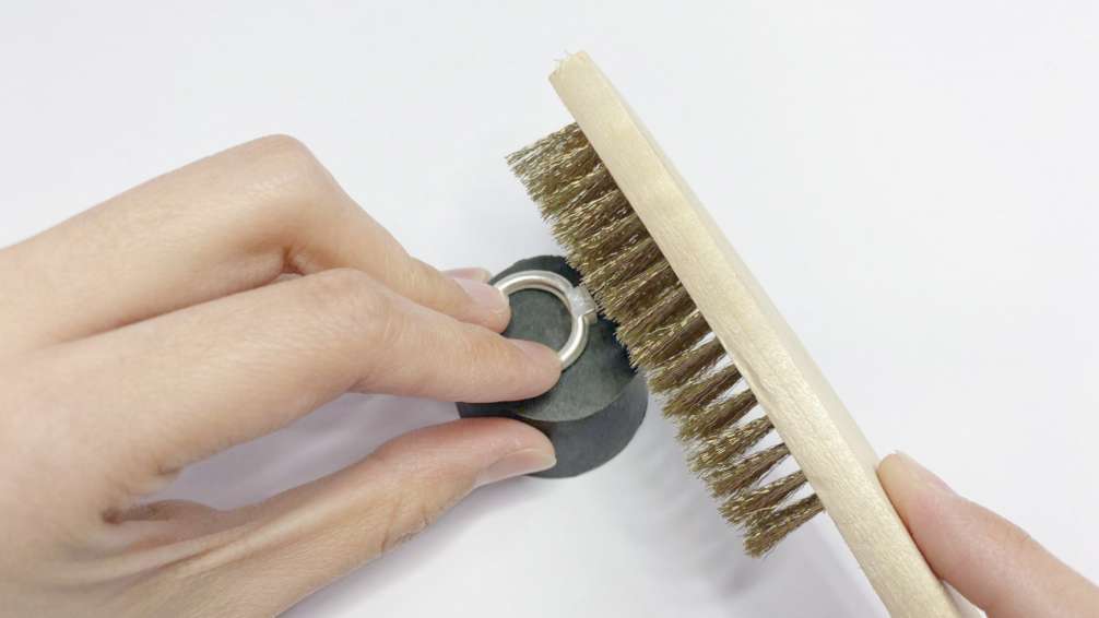 使用銅絲刷將表面白色燒成物刷掉刷至銀色即可 使用銅絲刷將表面白色燒成物刷掉刷至銀色即可