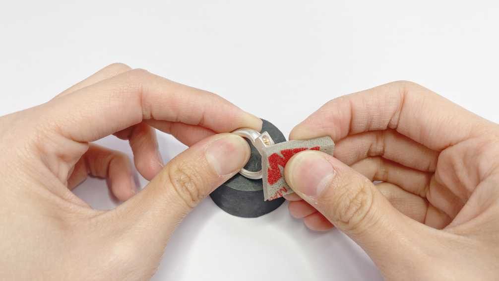 使用3M海綿砂紙紅色研磨表面、內圈及側邊 使用3M海綿砂紙紅色研磨表面、內圈及側邊