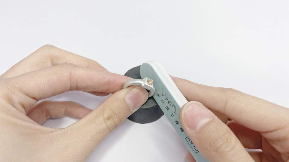 使用泡綿拋光棒綠色面來回摩擦進行霧面拋光 使用泡綿拋光棒綠色面來回摩擦進行霧面拋光