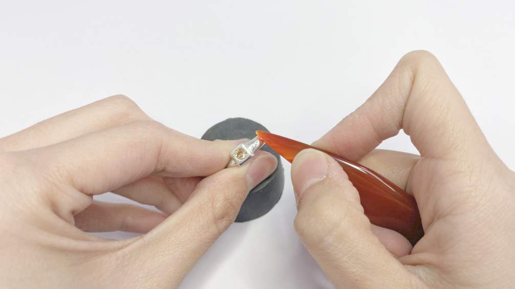 最後使用瑪瑙刀進行鏡面細節拋光就完成摟 最後使用瑪瑙刀進行鏡面細節拋光就完成摟