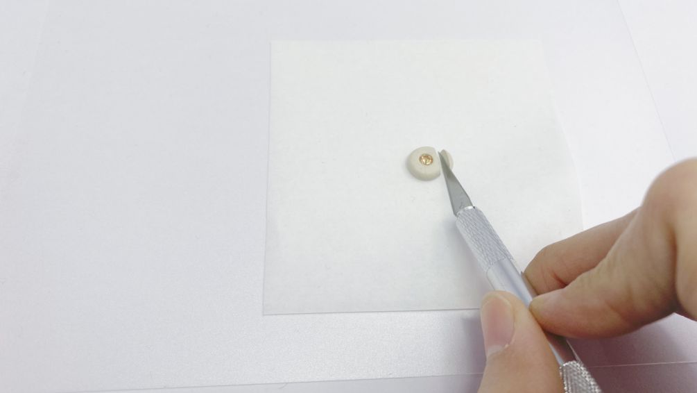 使用筆刀切除多餘的銀黏土 使用筆刀切除多餘的銀黏土