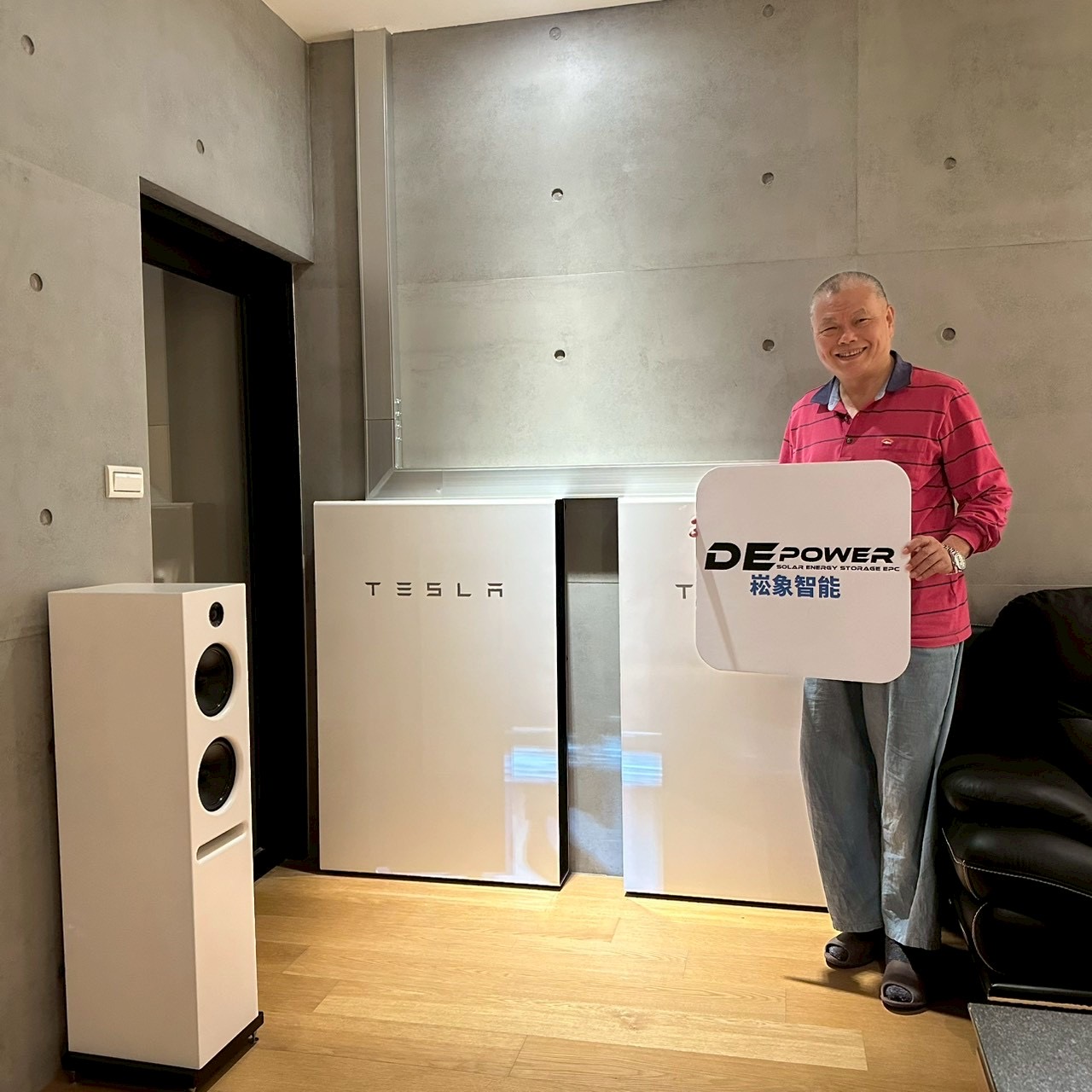 Tesla Powerwall 安裝在清水模牆面搭配 Hi-End 落地式音響與純淨電力系統