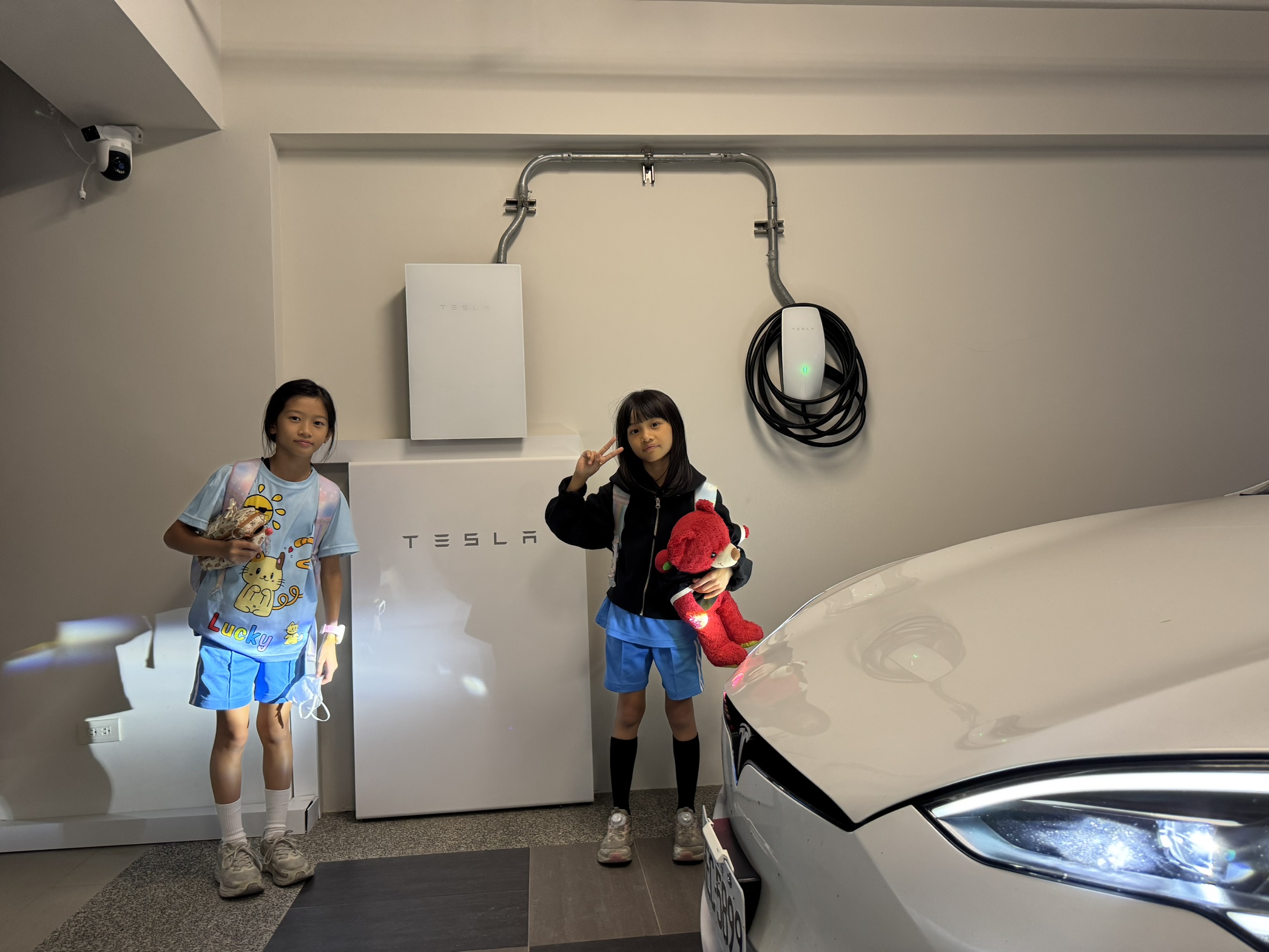 【純電生活】當 Tesla Model S 遇上 Powerwall：打造一家人的「純白系」未來能源生活
