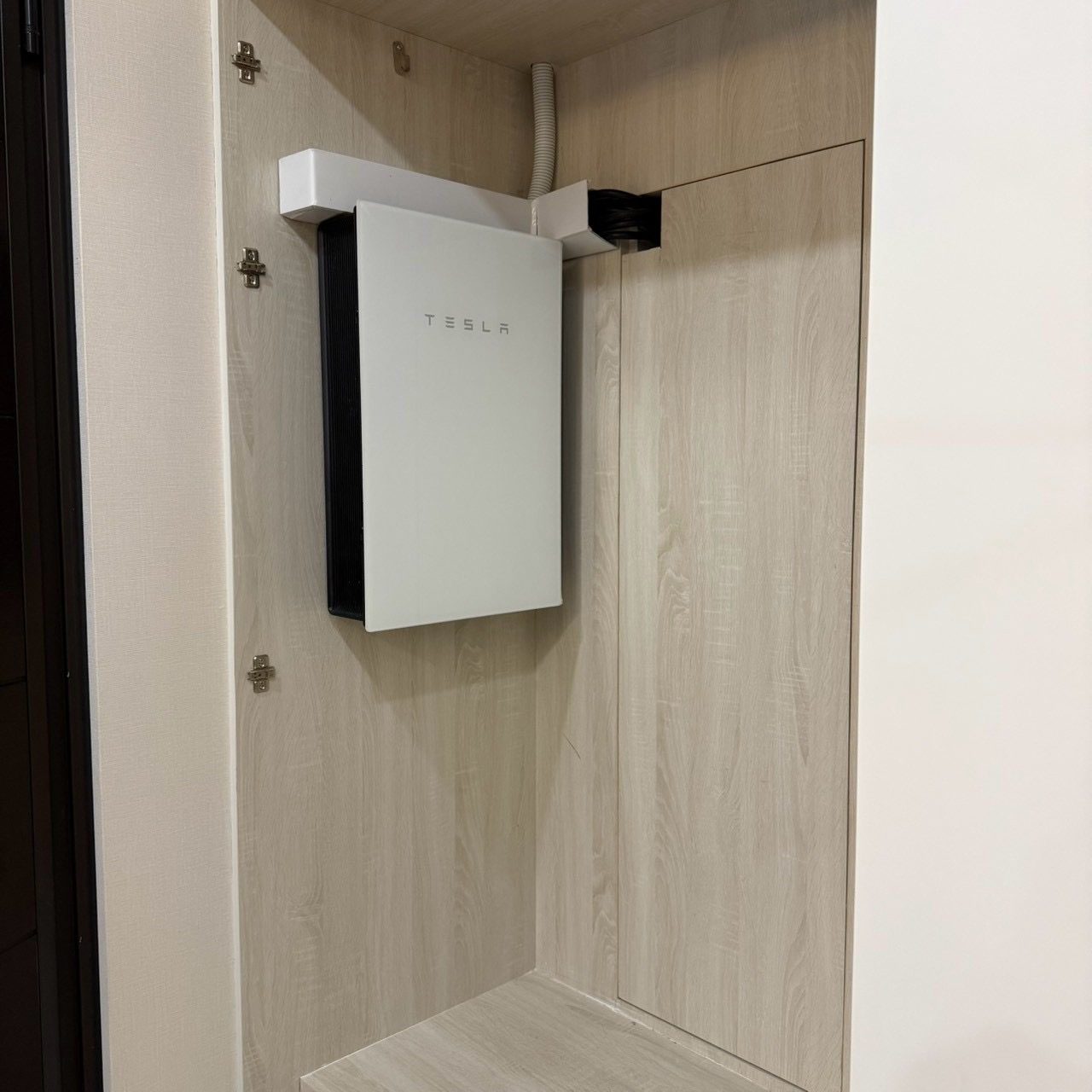 崧象智能安裝實績：Tesla Backup Gateway 收納在木作櫃內，走線整齊，櫃門關上後看不到設備