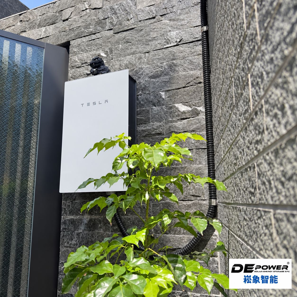 安裝在戶外石材牆面的 Tesla Powerwall,崧象智能實際案場