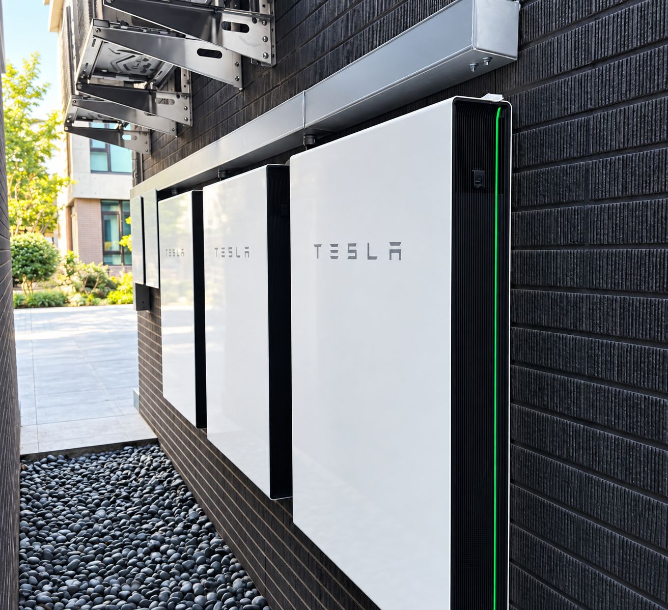 磚牆上並聯安裝的三套 Tesla Powerwall,崧象智能實際案場
