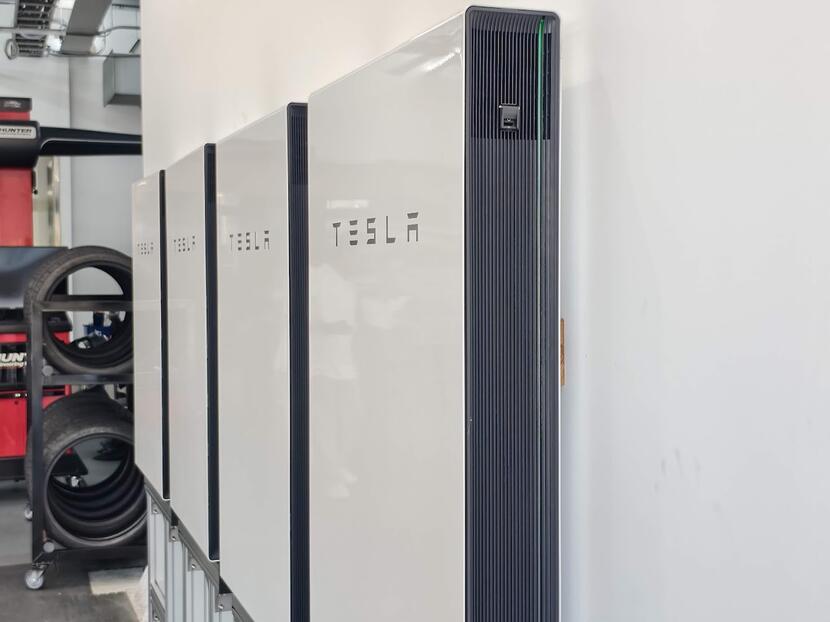 彰化瑪吉斯教育中心牆上並排安裝的四套 Tesla Powerwall