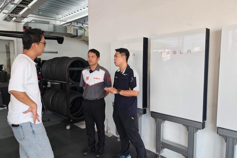 崧象智能工程師在瑪吉斯教育中心向來賓說明 Tesla Powerwall 的安裝配置