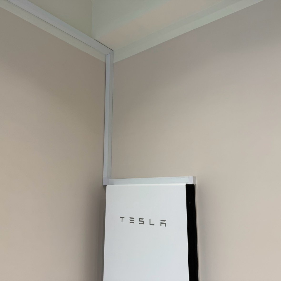 崧象智能安裝實績：Tesla Powerwall 上方的線槽沿天花板與牆角走線