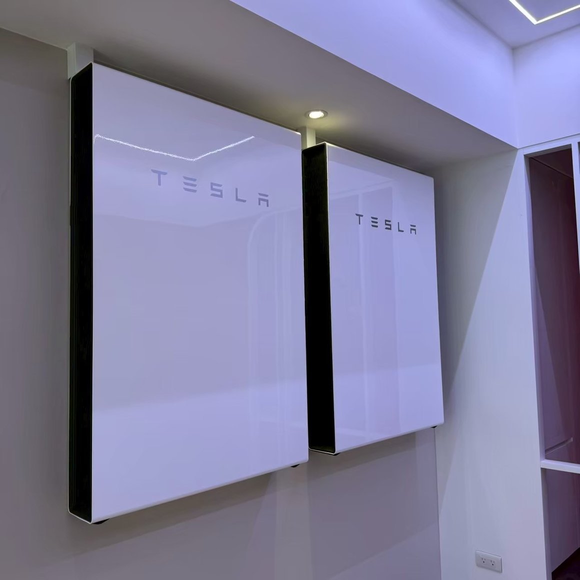 崧象智能安裝實績：室內牆面並排安裝的兩套 Tesla Powerwall