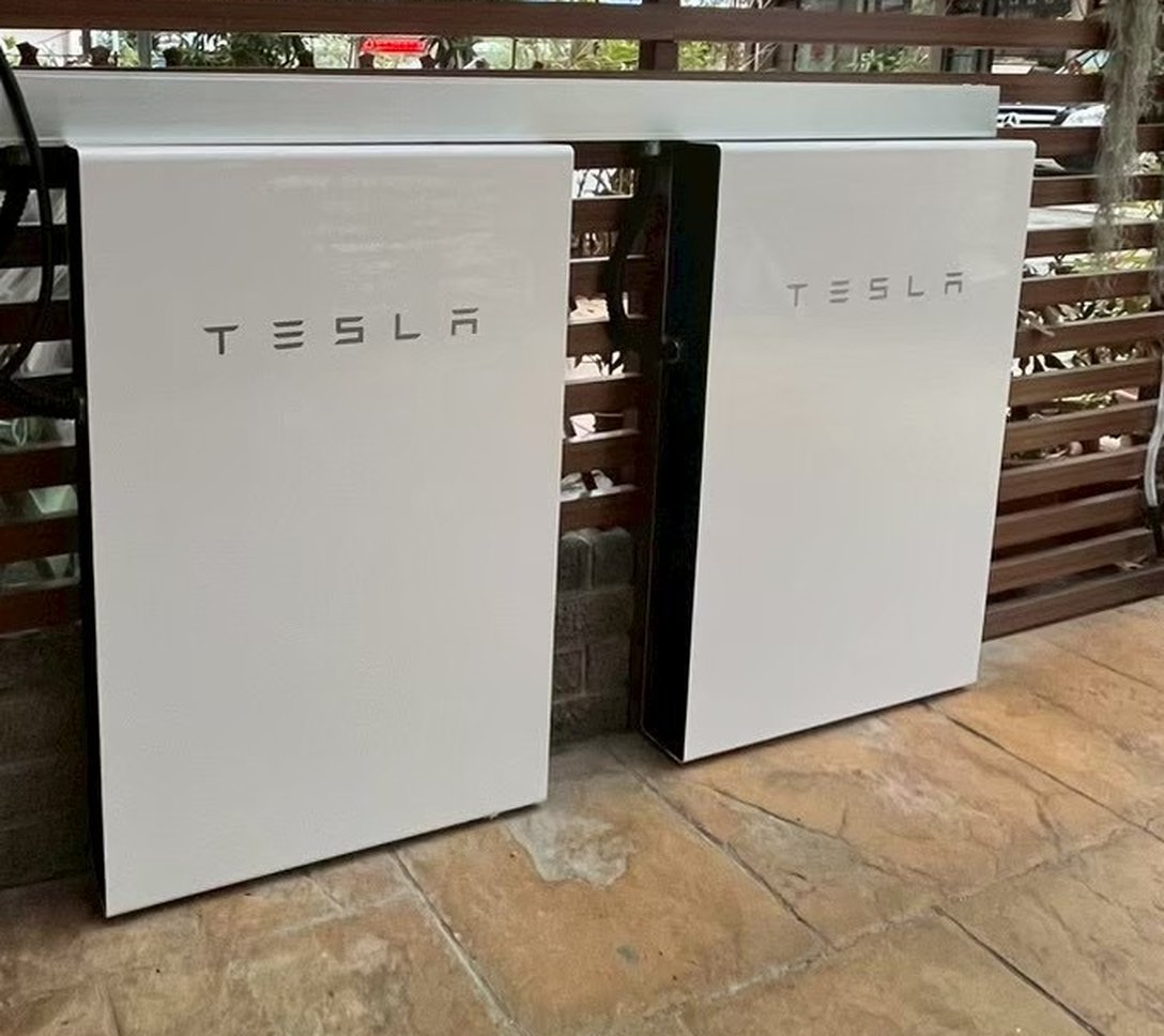 崧象智能安裝實績：前院地面落地安裝的兩套 Tesla Powerwall