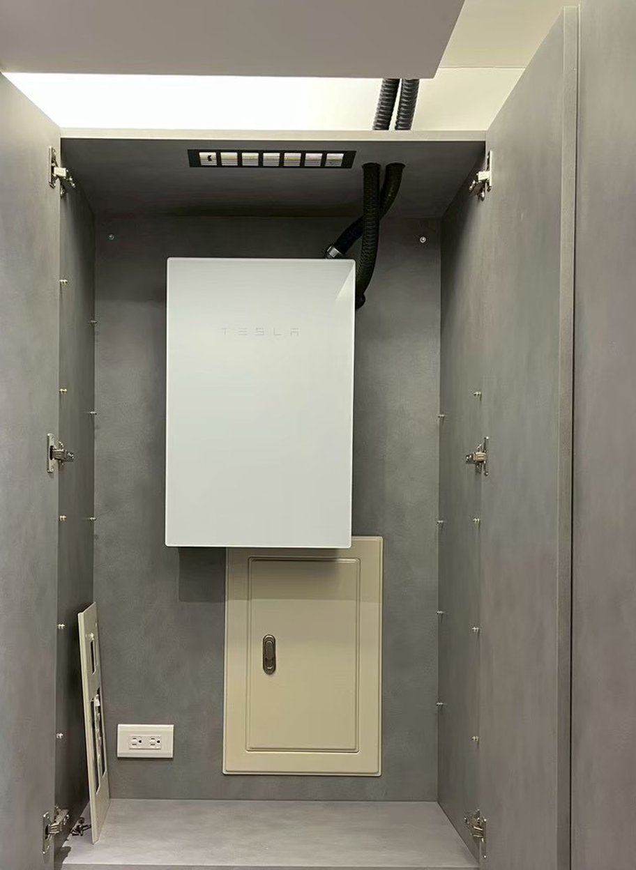 崧象智能安裝實績：玄關櫃內的 Tesla Backup Gateway 裝在住家配電箱上方