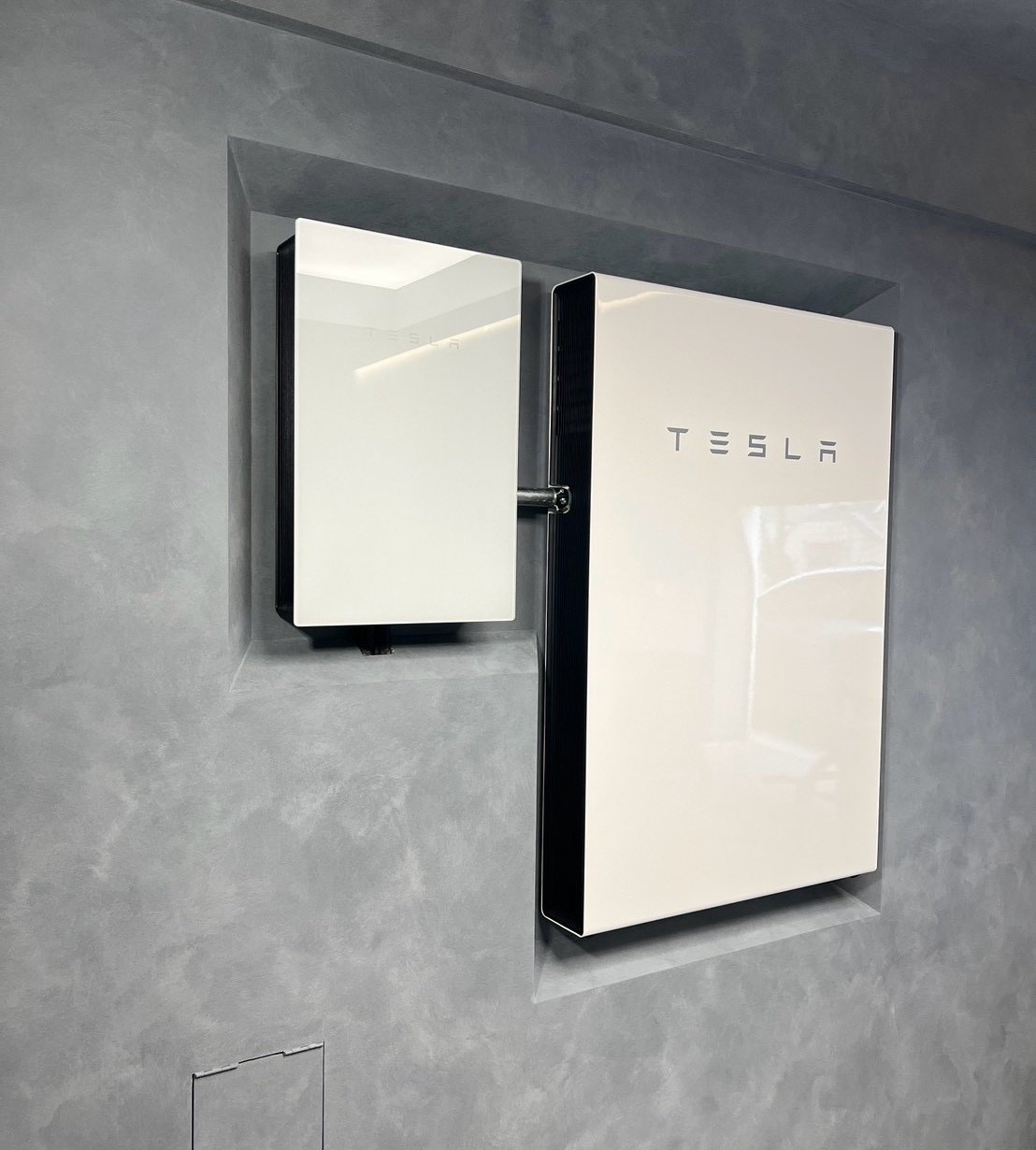 崧象智能安裝實績：嵌在深灰色牆面凹槽裡的 Tesla Backup Gateway 與 Tesla Powerwall