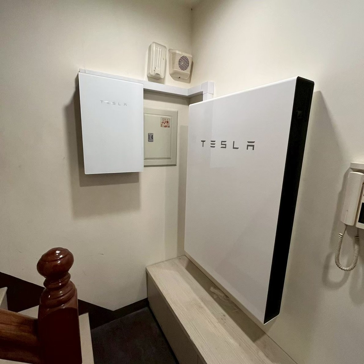崧象智能安裝實績：Tesla Backup Gateway 裝在住家配電箱左側，旁邊是 Tesla Powerwall