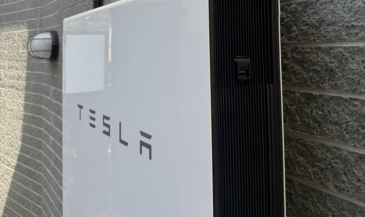 崧象智能安裝實績：Tesla Powerwall 家用儲能系統安裝在戶外石材牆面，防護等級 IP67