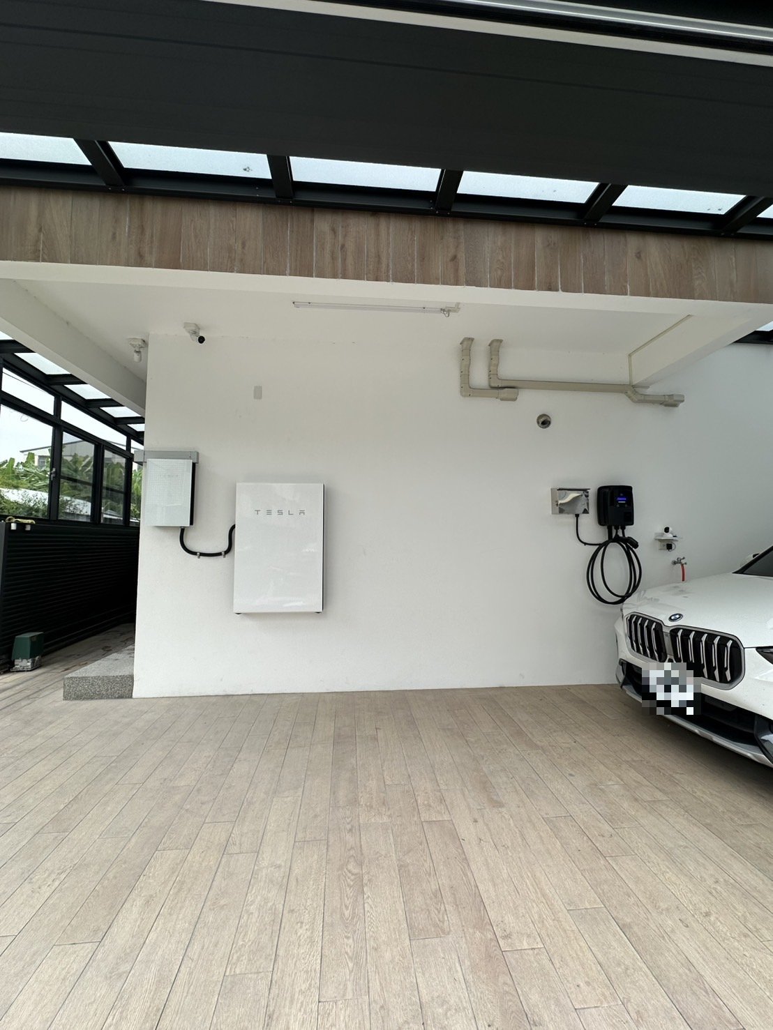 崧象智能在透天車庫安裝的 Powerwall 與 Gateway,旁邊是電動車充電座,三者一字排開壁掛
